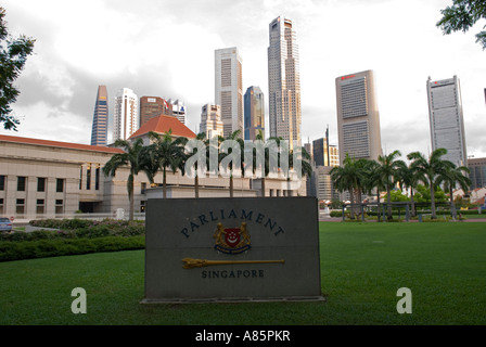 Parlamentsgebäude von Singapur und downtown Geschäftsviertel im Hintergrund, Singapur. Stockfoto