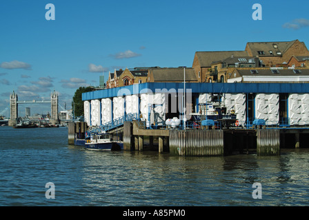 Wapping Themse bei Flut Metropolitan Polizei Marine Unterstützung am Wasser Workshop und Wartung Räumlichkeiten Tower Bridge Stockfoto