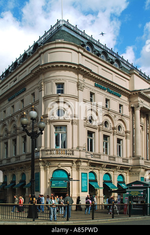 Das Londoner Trocadero-Gebäude bietet tagsüber einen Blick auf die geschäftige Straßenszene und Restaurants, das Unterhaltungs- und Einkaufszentrum im Innern des Piccadilly Circus London UK Stockfoto
