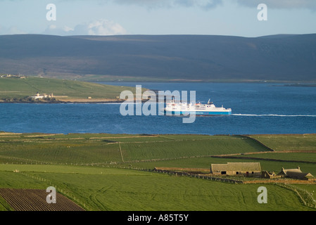 dh MV Hamnavoe HOY SOUND ORKNEY Northlink Fähren Fähre MV Hamnavoe Segeln Hoy Sound Hoy Hügel Reisen Stockfoto