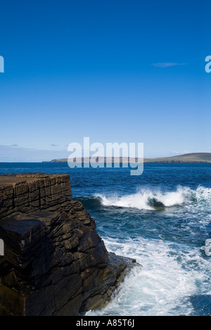 Dh Eynhallow Sound EVIE ORKNEY Wellen an Land seacliff blaue Meer Küste swell Wave Stockfoto