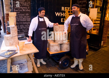 Zwei Verkäuferinnen in The Neals Yard Dairy Borough Markt Bermondsey South London. Stockfoto