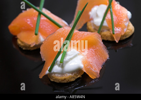 Geräucherter Lachs Häppchen auf einer schwarzen Platte. Stockfoto