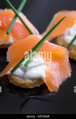 Geräucherter Lachs Häppchen auf einer schwarzen Platte. Stockfoto