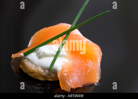 Geräucherter Lachs Häppchen auf einer schwarzen Platte. Stockfoto