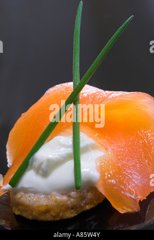 Geräucherter Lachs Häppchen auf einer schwarzen Platte. Stockfoto