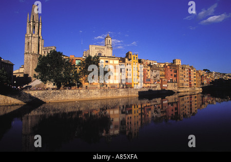 Der Glockenturm der Kirche San Feliu, Gerona Kathedrale und die Häuser des Flusses Onyar. Girona. Katalonien Spanien. Stockfoto