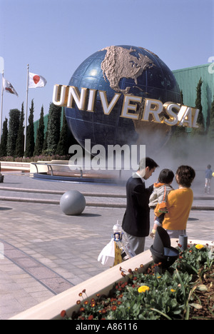Eine Familie verbringt einen Tag damit, die Sehenswürdigkeiten im Freizeitpark Universal Studios Japan in Osaka, Japan, zu genießen. Stockfoto