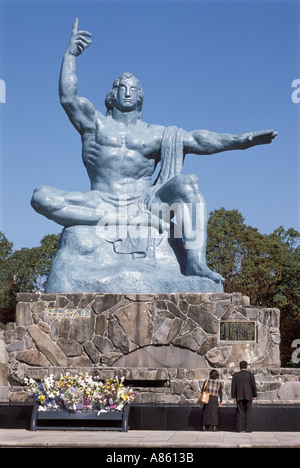 Die berühmte Statue im Friedenspark von Nagasaki zeigt sich in den Himmel und nach Westen und wurde von Kitamura Seibo in Nagasaki, Japan, geschaffen. Stockfoto