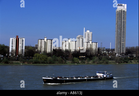 Wohnblocks Turm neben dem Fluss Rhein, Köln, Nord Rhein Westfalen, Deutschland. Stockfoto