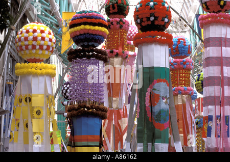 Bunten hängenden Dekorationen füllen das Innere eines Einkaufszentrums in Sendai Tanabata Festival Stockfoto