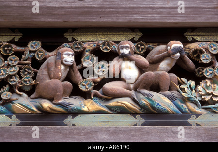 Die berühmten See-no-Böse, Hear-no-Böse, Speak-no-Böse drei Affen aus Nikkos Toshogu Jinja Shinto Schrein, Nikko, Tochigi, Japan. Stockfoto