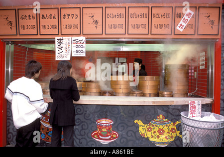 Ein chinesisches Schnellrestaurant in der modischen Viertel Shibuya Tokio zieht ein junges Paar in der Mittagspause Stockfoto