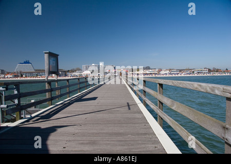 Blick vom Pier auf den Strand von Ostseeheilbad, Deutschland Stockfoto