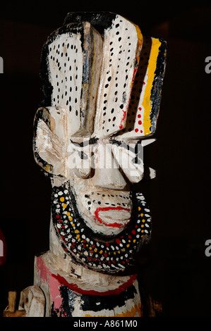 Eine zeremonielle Figur aus Holz, die mit polychromen Farben und Punktmustern bemalt wurde. Afrika Stockfoto