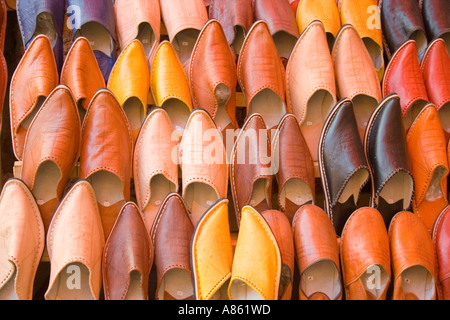 Babouchas (Slipper) für den Verkauf in den Souk (Markt) von Marrakesch, Marokko, Afrika Stockfoto