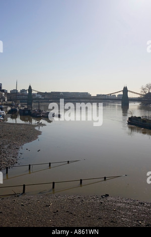 Themse bei Ebbe, meeresauslaß von Stamford Brook und Hammersmith Creek sichtbar unten links, Hammersmith, London, England Stockfoto