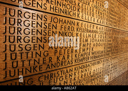 Namen von Soldaten geschnitzt in Eiche in den deutschen Soldatenfriedhof in Langemark, Belgien. Stockfoto