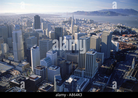 Luftaufnahme des Trans America Tower im Bankenviertel mit Golden Gate Bridge über San Francisco Stockfoto