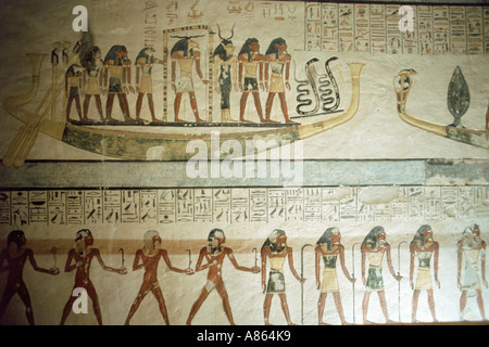 Dekorierte Wand eingeschrieben mit Figuren und Hieroglyphen in Ramses IX Grab im Tal der Könige in Luxor, Ägypten Stockfoto