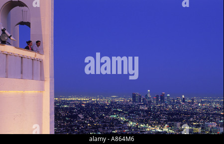 Los Angeles Zersiedelung in der Dämmerung von Griffith Park Observatory Stockfoto