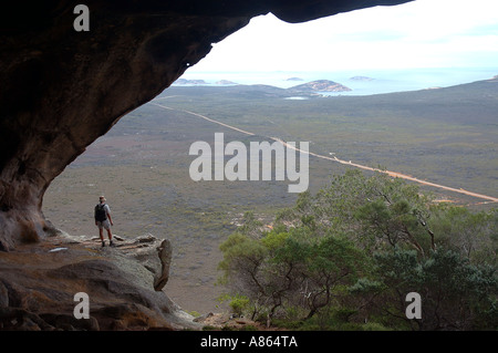 Buschwanderer im Höhleneingang auf dem Gipfel der Franzose Peak Cape Le Grand National Park Westaustralien Herr Stockfoto
