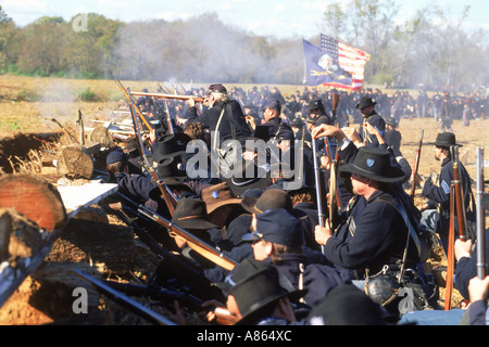 Reinactment Bürgerkrieg Schlacht zwischen Anschluß-Armee und der Armee der Konföderierten bei Franklin, Tenneessee USA Stockfoto