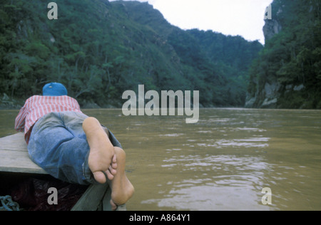 Fluss Führer Bowriding auf dem Rio Beni, in der Nähe von Rurrenabaque, Amazonasbecken, Bolivien Stockfoto