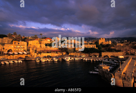 Gesamtansicht der antike Hafen von Byblos (Jbail) mit Kreuzfahrerburg im Hintergrund, Libanon. Stockfoto