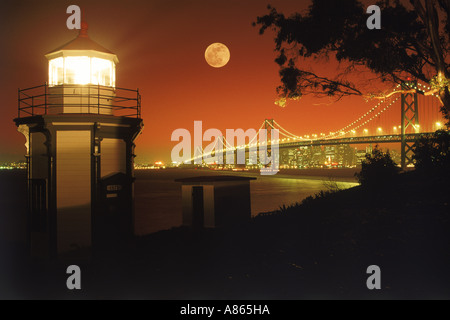 Yerba Buena Leuchtturm auf Yerba Buena Island Bay Bridge und San Francisco Skyline unter Vollmond Stockfoto