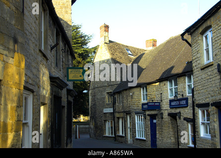 Kirche-Straße-Stow auf die Cotswolds nur zur redaktionellen Nutzung würde Stockfoto