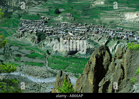 Die kleine Stadt von Manang (3540 m Seehöhe) liegt von oben gesehen entlang der Annapurna Circuit, Nepal Stockfoto