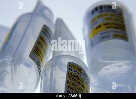 Nahaufnahme von Kochsalzlösung spülen Flaschen Stockfoto