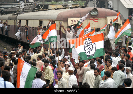 Agitation Demonstration durch Anhalten der Züge von politischen Partei Kongress identifiziert mit der hand Symbol Flagge am Bombay Mumbai Indien Stockfoto