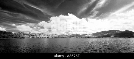 Schwarz / weiß Infrarot Panorama des Bassenthwaite Lake im englischen Lake District Stockfoto