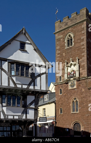 Die Kirche St Mary Steps und das "Haus, die bewegt" in Exeter. Stockfoto