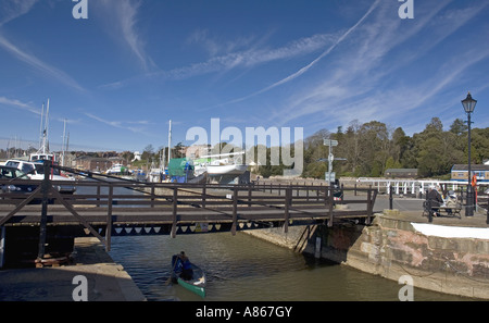 Drehbrücke über den Kanal in Exeter, in der Nähe von The Basin Stockfoto