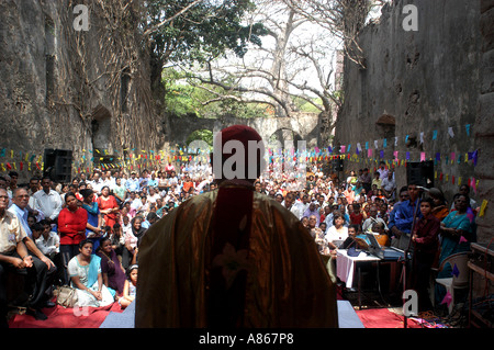 MPD77554 Kardinal Durchführung der Heiligen Messe von Tausenden von Christen in Mumbai Indien Stockfoto