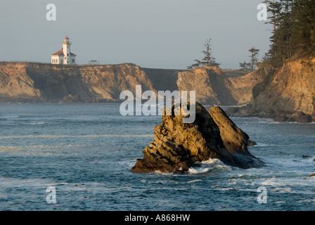 Cape Arago Lighthouse mit Blick auf Sunset Cove in der Nähe von Charleston, Oregon, in den Vereinigten Staaten von Amerika. Stockfoto