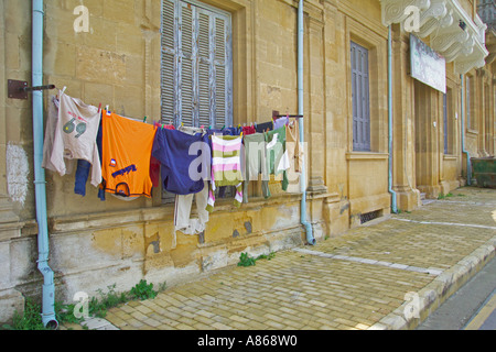 hängen die Wäsche in einer türkischen Straße Stockfoto