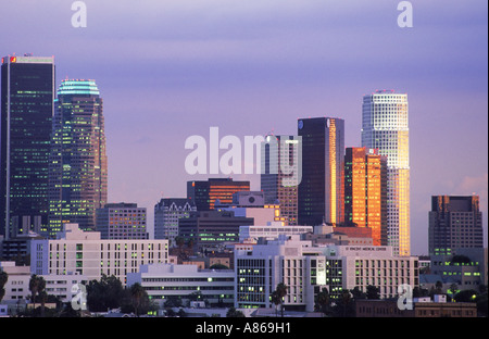 Abendlicht reflektiert Hochhaus Bürogebäude in der Innenstadt von Los Angeles Stockfoto