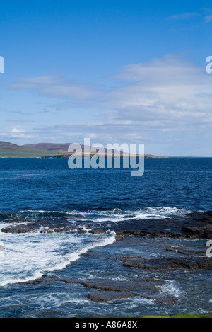 dh Eynhallow Sound EVIE ORKNEY Wellen an Land Seacliff Regal blauen Meer und Rousay Insel Küste schroffe Wasser Stockfoto