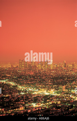 Los Angeles Civic Center und City Lights in der Abenddämmerung von Griffith Park Observatory Stockfoto