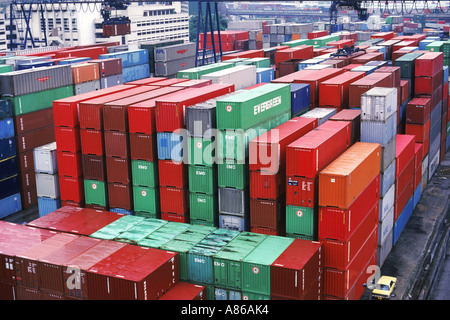 Luftfracht-Container gestapelt im Hafen von Singapur Stockfoto