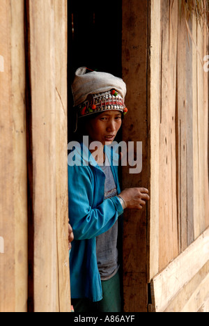 Akha Frau in Tür Luang Nam Tha Provinz Nord-Laos Stockfoto