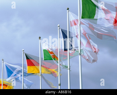 Bewegung verwischt nationale Fahnen flattern im Wind Stockfoto