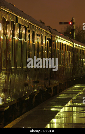 Ende einer langen verregneten Tag an der Loughborough Station Great Central Railway in England Stockfoto
