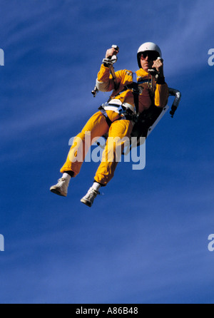 Mann fliegen mit Jet pack auf Rücken den Rücken bei der Eröffnung der Veranstaltung "auf der Straße" in Birmingham Uk in den 1980er Jahren Stockfoto