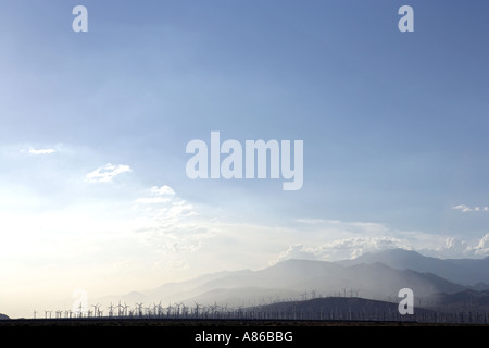 Blick auf mehrere Windmühlen in der Ferne Stockfoto