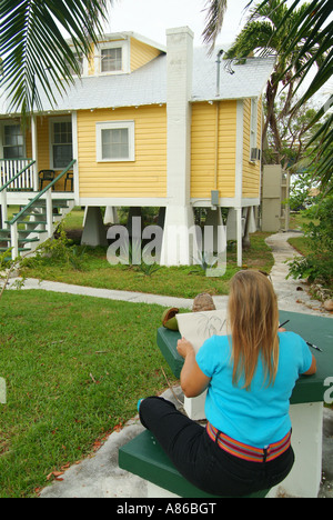 Eine Frau skizziert eine Szene am Pigeon Key von der Seven Mile Bridge Stockfoto